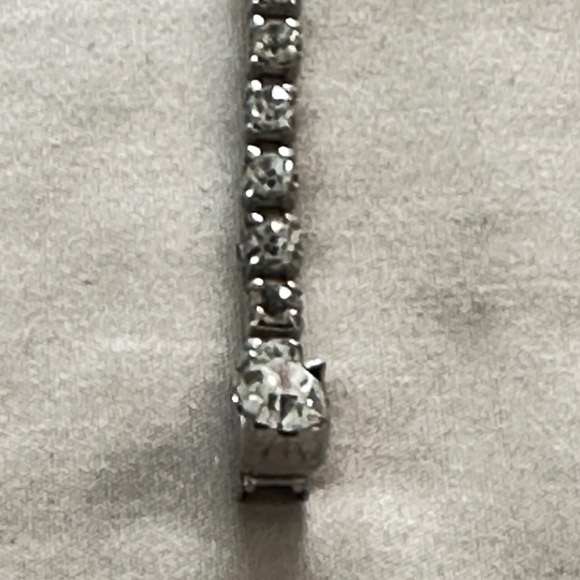 Tennis bracelet w/Clear Round prong set rhinestones & 1 large on clasp - Picture 14 of 15